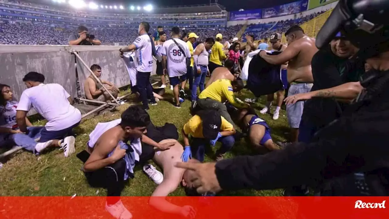 Debandada em estádio na capital de El Salvador provoca 12 mortos