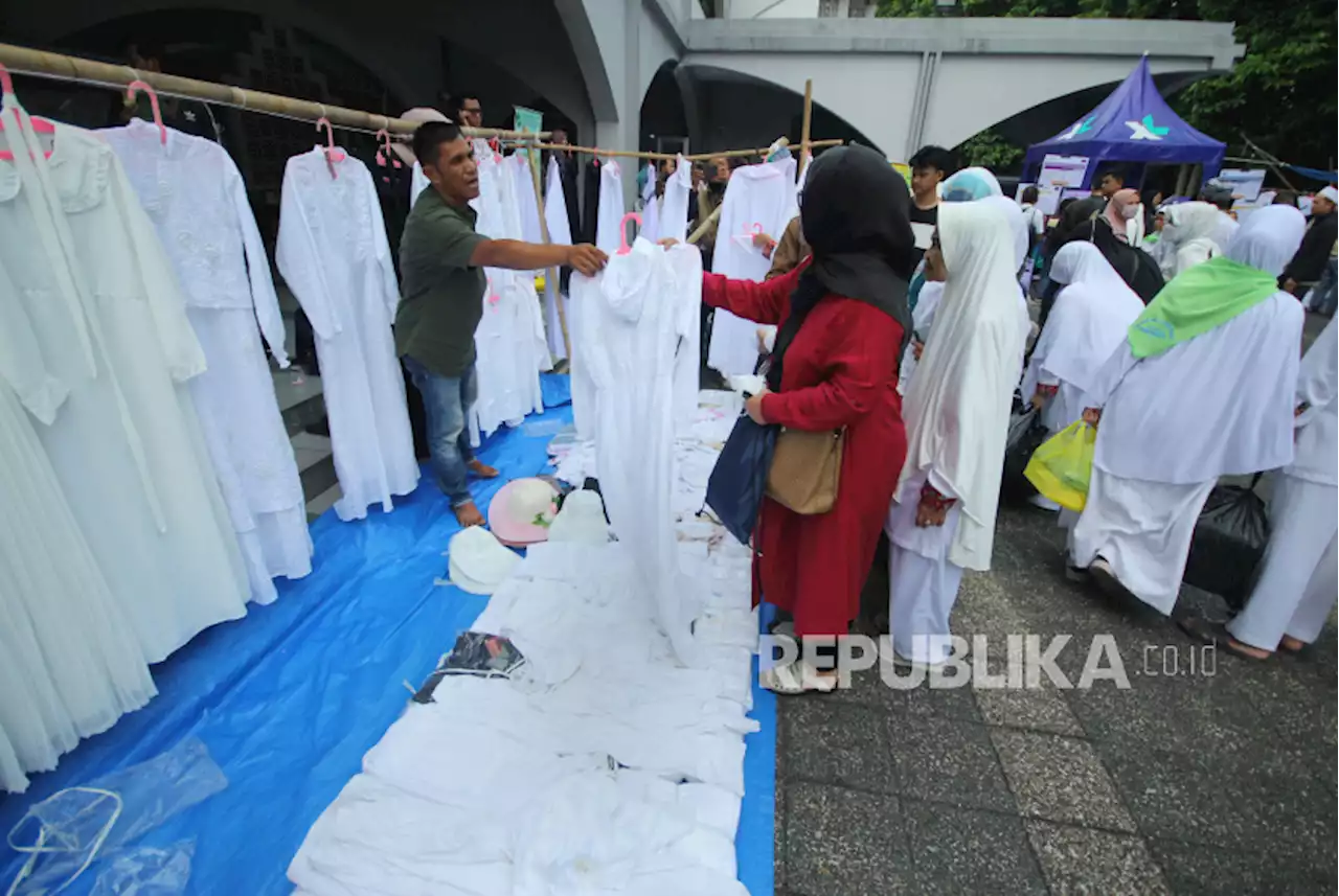 Bazar Perlengkapan Ibadah Haji di Masjid Pusdai |Republika Online