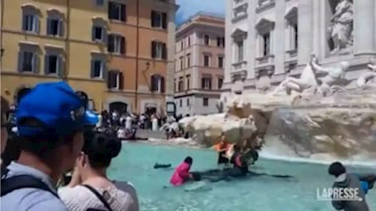 Roma, blitz Ultima generazione: liquido nero in Fontana di Trevi - Il Sole 24 ORE