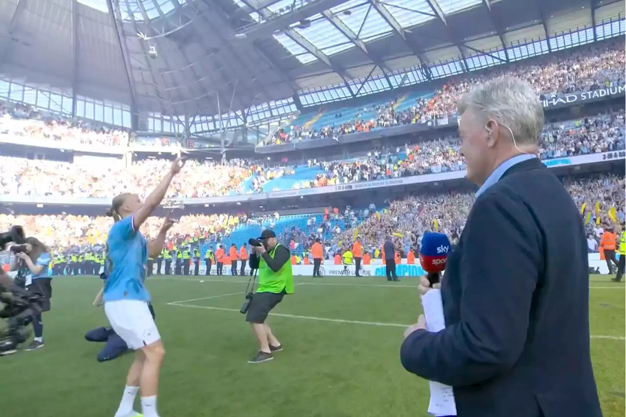 Haaland walks away from on-pitch interview with Shreeves to dance with Man City fans