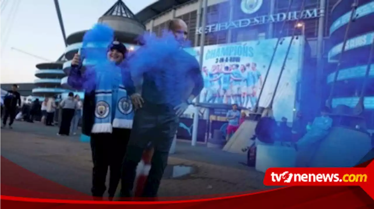 Suporter Manchester City Selebrasi Juara di Luar Stadion Etihad Usai Kekalahan Arsenal