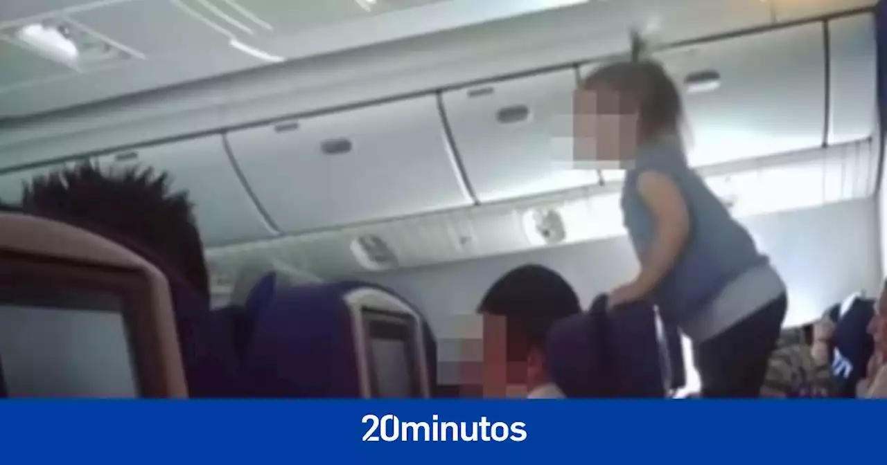 Los padres de una niña, de pie en la bandeja del asiento de un avión, indignan a Internet