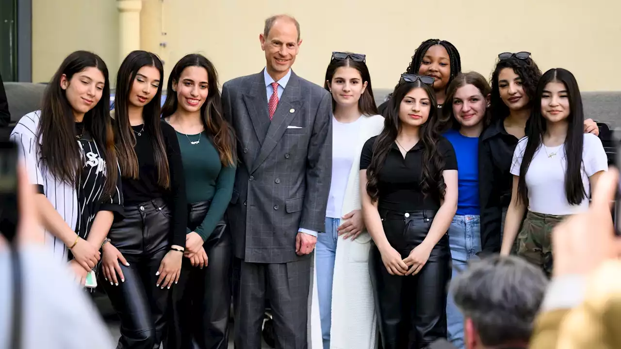 Prinz Edward zeichnet Berliner Schüler aus