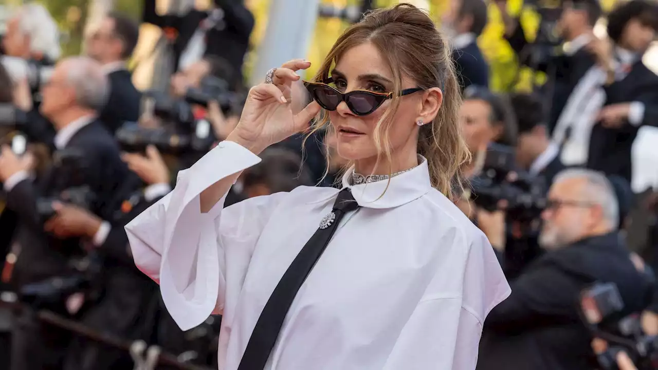 Clotilde Courau : son costume cravate à dos nu fait tourner les têtes sur le tapis rouge du 22 mai