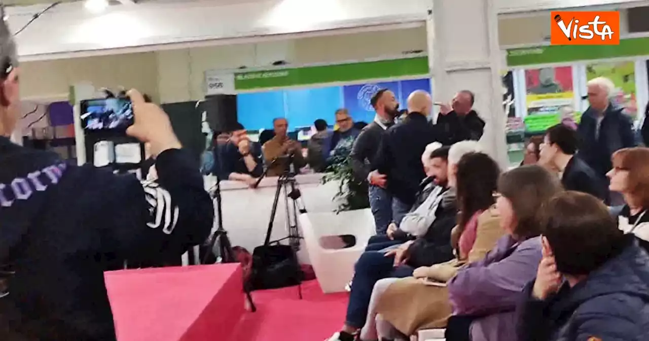 L'immunologa Viola contestata al Salone del Libro di Torino da un no vax - Video - Il Fatto Quotidiano