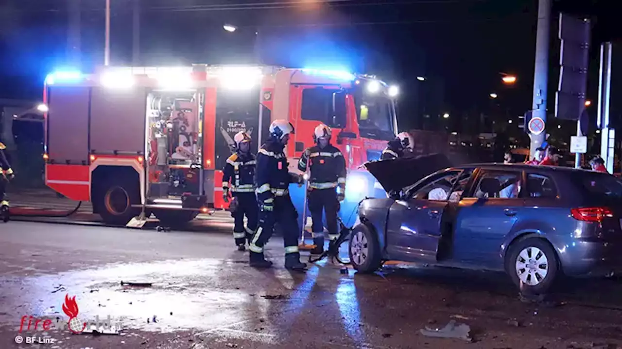 Oö: Berge- und Aufräumarbeiten nach Pkw-Unfall in der Wiener Straße in Linz