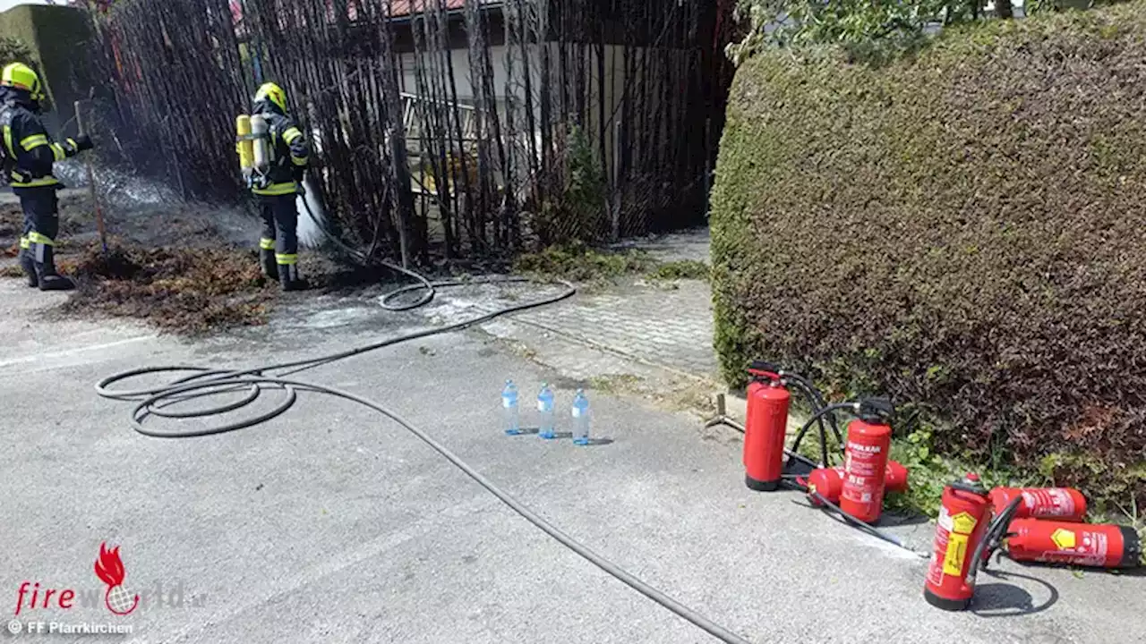 Oö: Heckenbrand in Pfarrkirchen drohte auf Gartenhaus überzugreifen → Nachbarn kämpfen mit Feuerlöschern