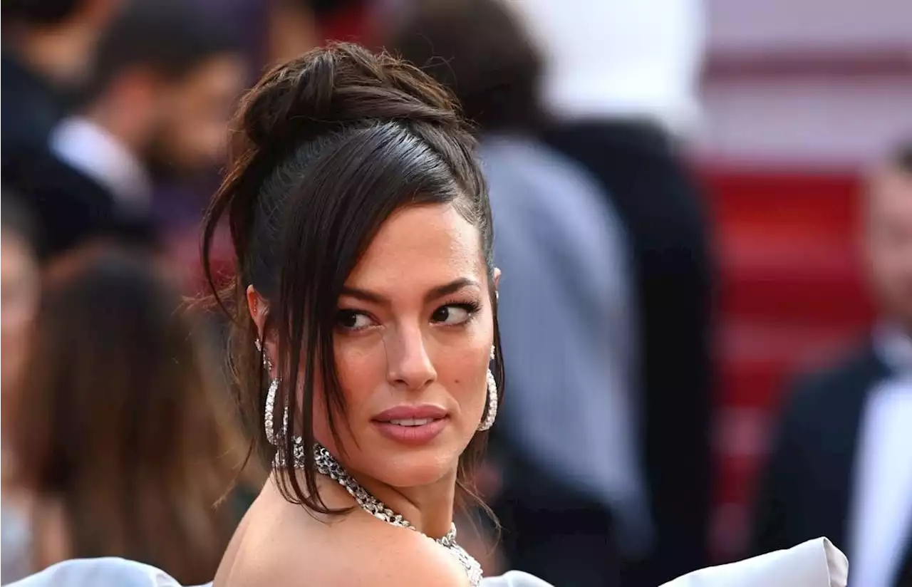 Ashley Graham fait une montée des marches époustouflante dans une robe bouffante signée D&G