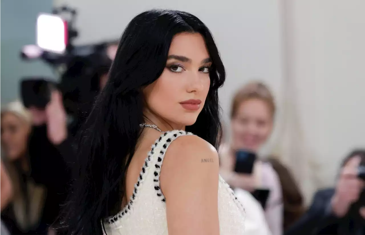 Dua Lipa fait une grande annonce en recréant le moment viral du pied de Margot Robbie dans Barbie