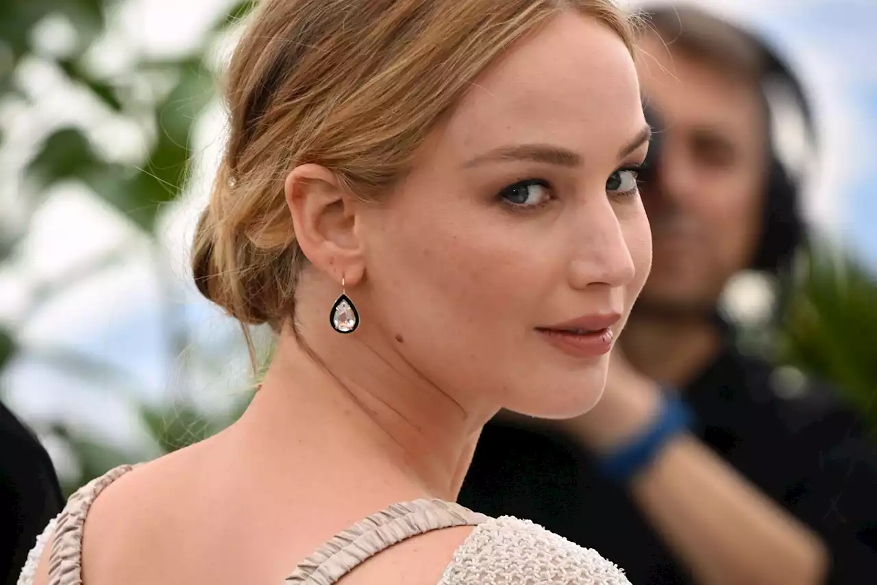 Jennifer Lawrence : ultra glamour dans une robe en maille chic, elle est étourdissante Grazia