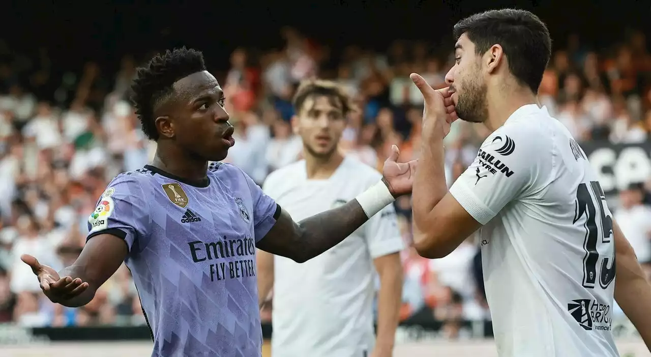 Vinicius vittima di insulti razzisti in Valencia-Real Madrid: match sospeso e rissa. Ancelotti: «Urlavano 'scimmia'»