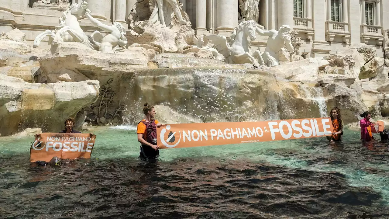 Activistas climáticos tiñen de negro la Fontana de Trevi de Roma al grito de 'nuestro país se está muriendo'