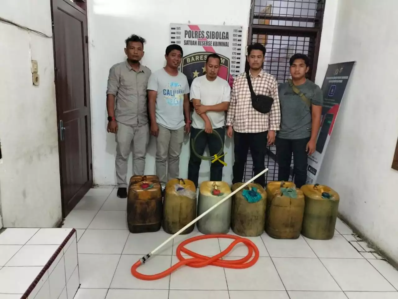 Astaga, PNS Ini Tertangkap Tangan Lagi Curi Solar dari Mobil Tangki