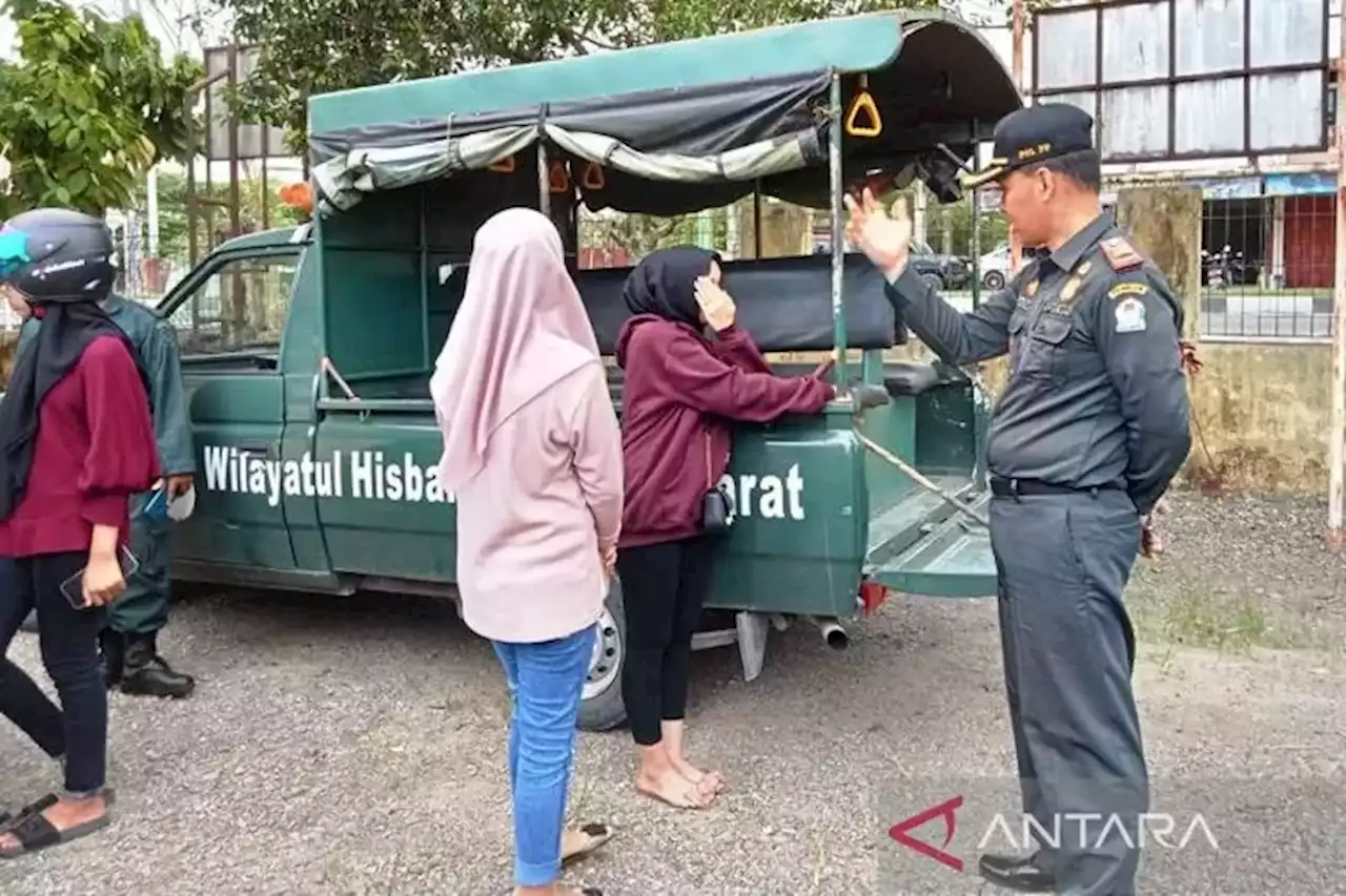 Puluhan Perempuan Berbusana Ketat Terjaring Razia di Aceh Barat - Jawa Pos