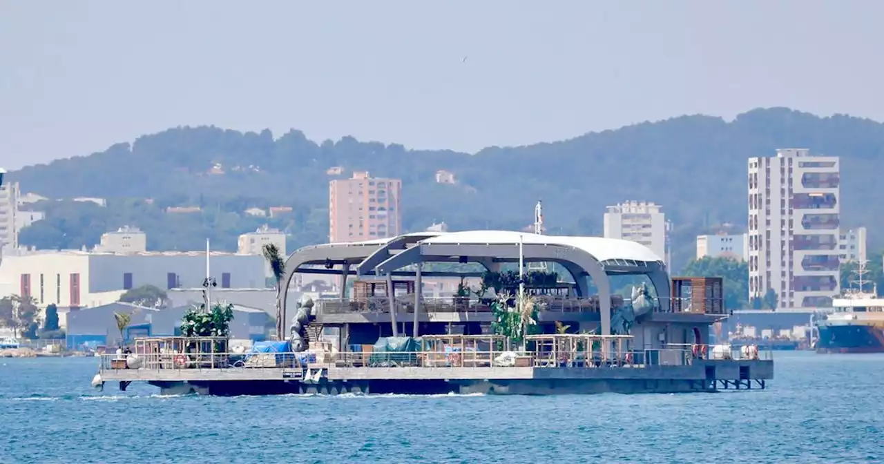 Une «aberration écologique» : malgré la levée de boucliers, une plage flottante s’installe sur la Côte d’Azur