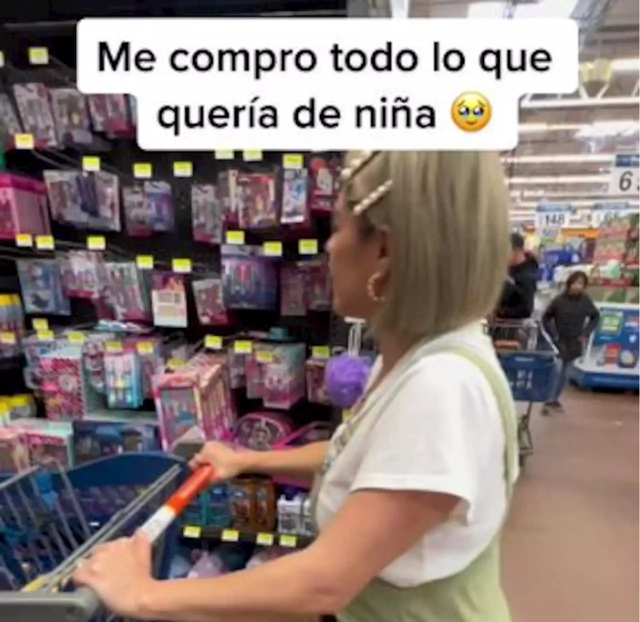 Va a Walmart y se compra todo lo que quería de niña