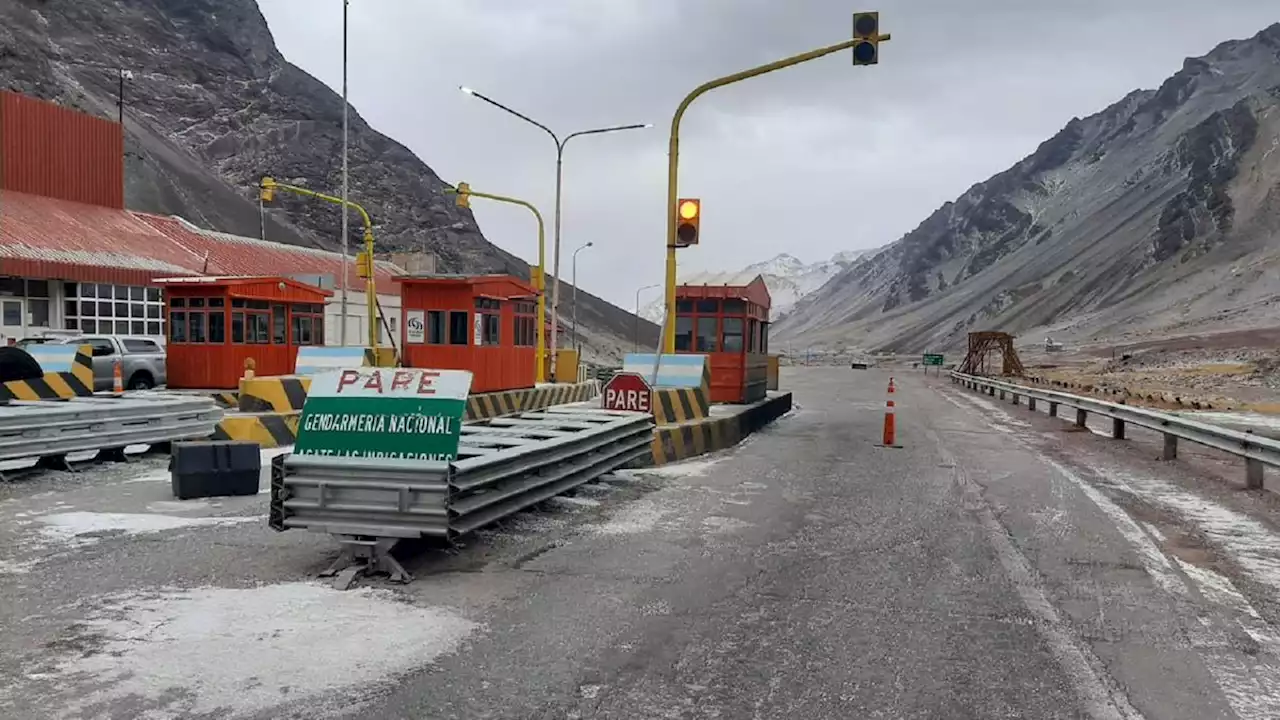 Cierran paso Cristo Redentor por nevadas: hay cientos de chilenos varados en Mendoza