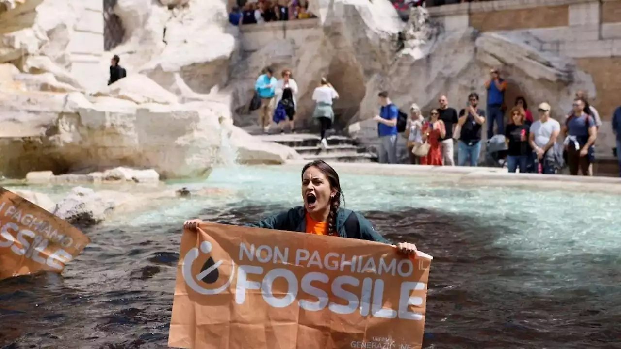 Letzte Generation färbt Trevi-Brunnen schwarz