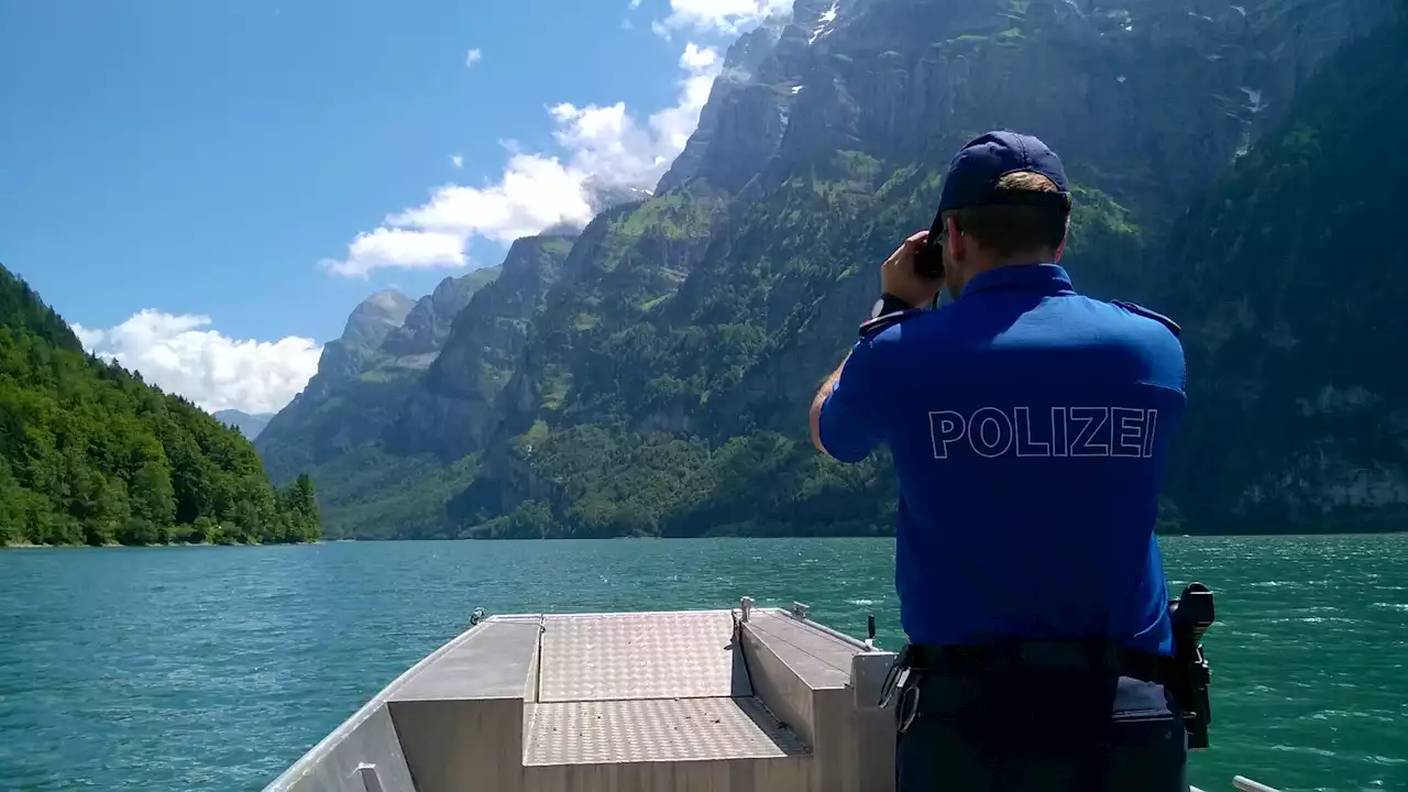 Kantonspolizei Glarus: Spass im und auf dem Wasser