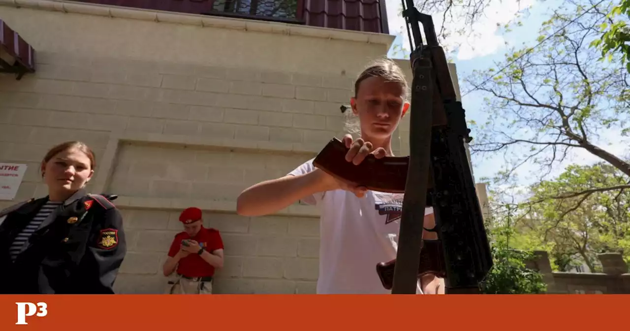 Na Crimeia, os jovens russos têm formação militar: das armas ao campismo