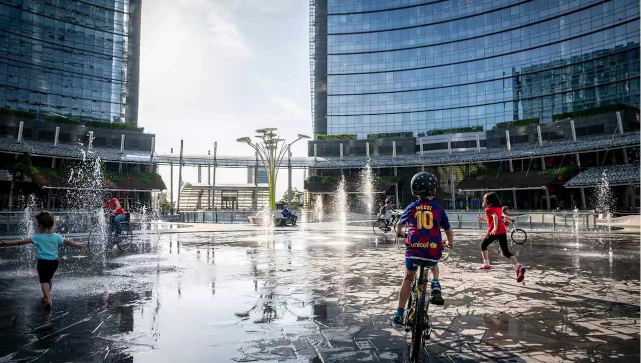 Tenta di rapire un bambino di 2 anni in piazza Gae Aulenti, il padre la insegue e lo salva. Bloccata una 22enne