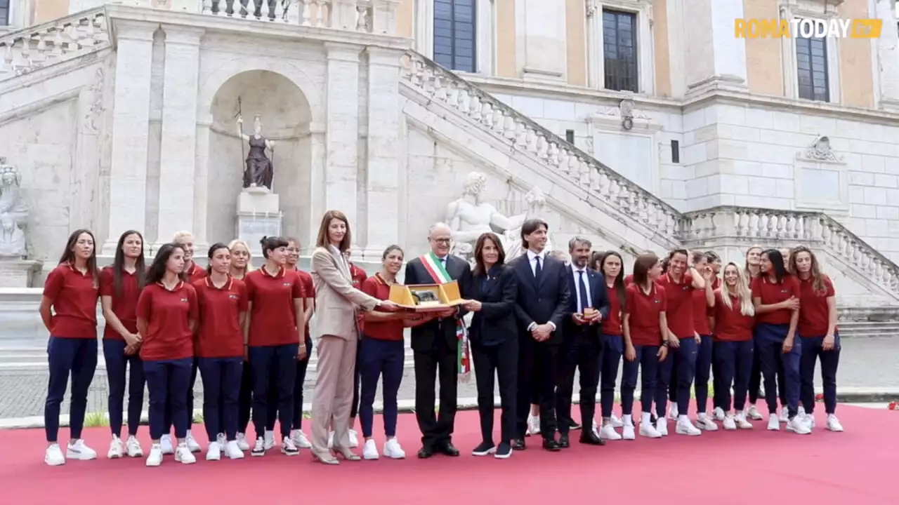 VIDEO | 'Campionesse d'Italia', la Lupa capitolina alle ragazze vincitrici dello scudetto