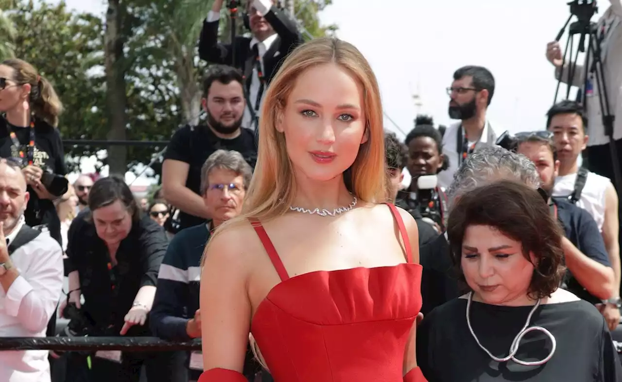 Jennifer Lawrence mit Flip Flops auf dem Roten Teppich in Cannes