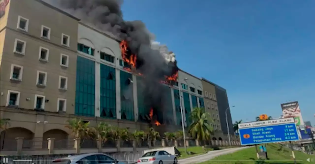 Huge blaze at old EPF building in Jalan Gasing