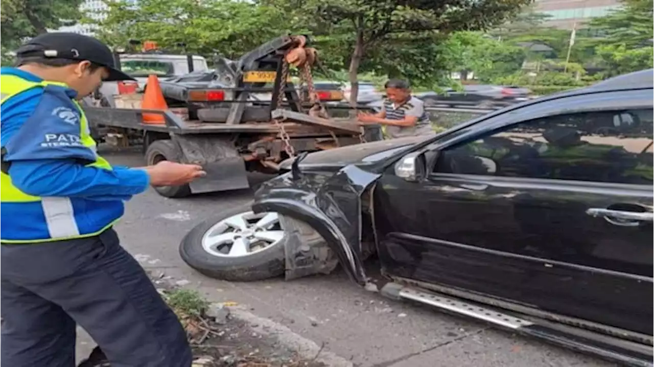 Pengemudi Ngantuk, Mobil Rush Hantam Separator Busway hingga Ban Nyaris Copot