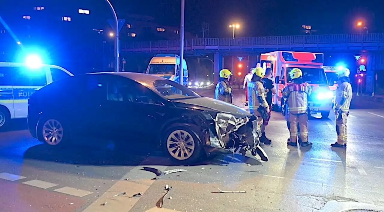 Kreuzungscrash mit mehreren Verletzten – Tempelhofer Ufer stundenlang dicht