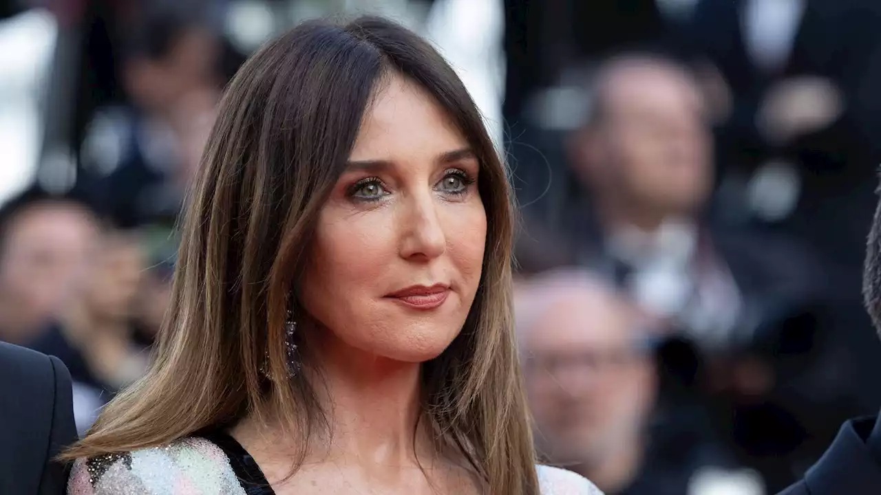 Cannes 2023 : Elsa Zylberstein enflamme le tapis rouge avec une robe au décolleté plongeant