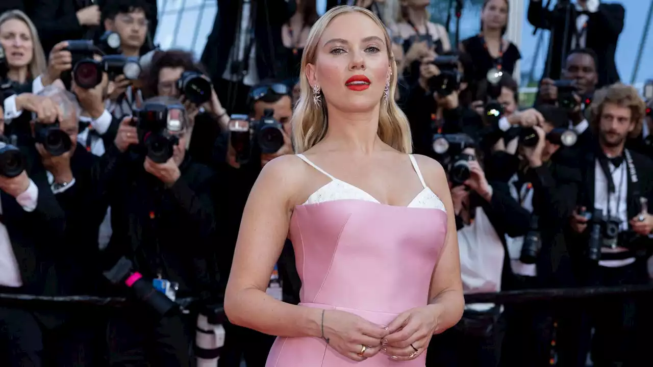 Cannes 2023 : Scarlett Johansson éblouissante sur le tapis rouge dans une robe bicolore au détail pe...