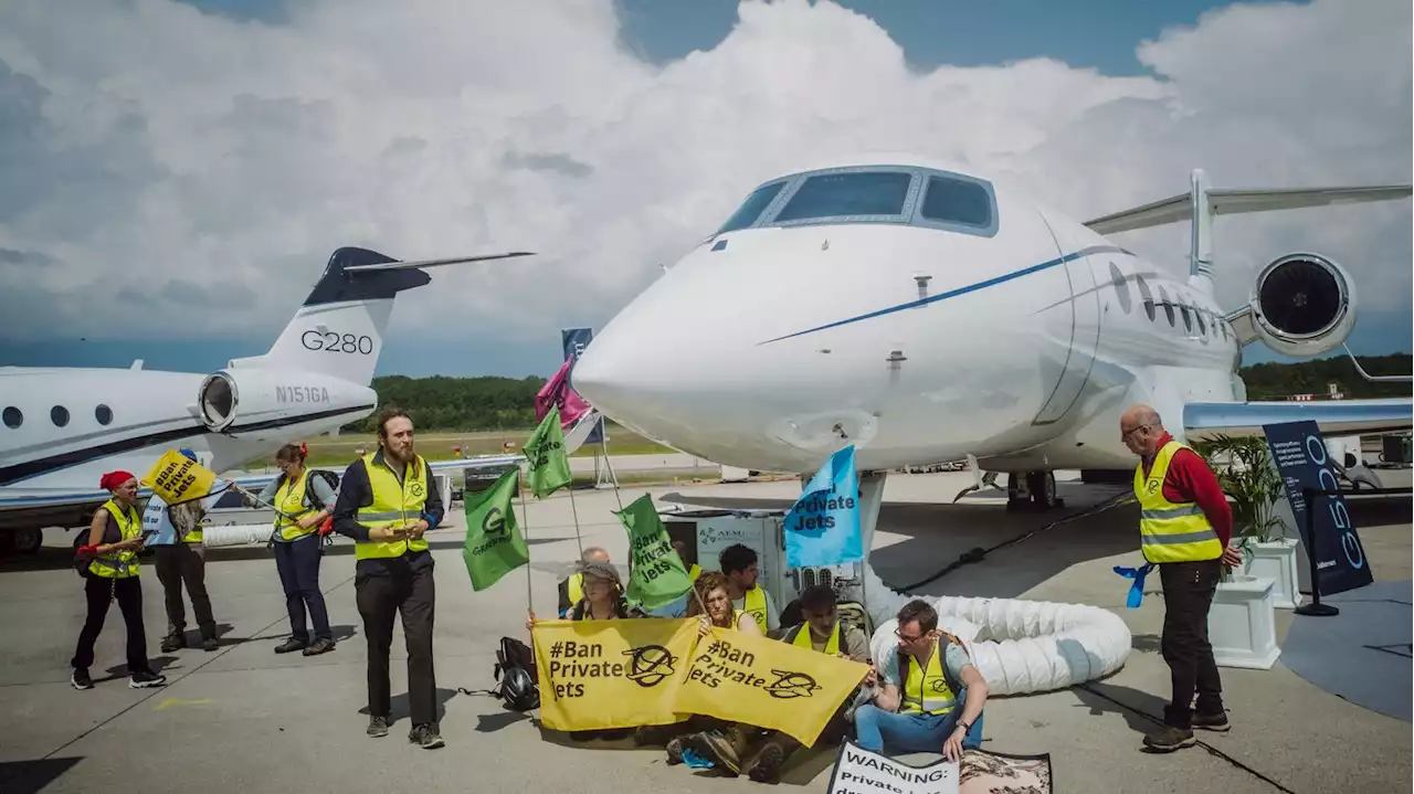 Climat : des activistes interrompent brièvement le trafic aérien à l'aéroport de Genève