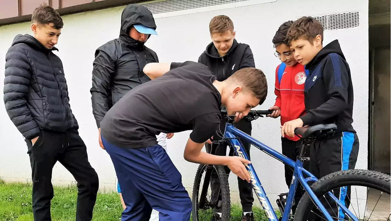 Réparer des vélos, soutenir des ados