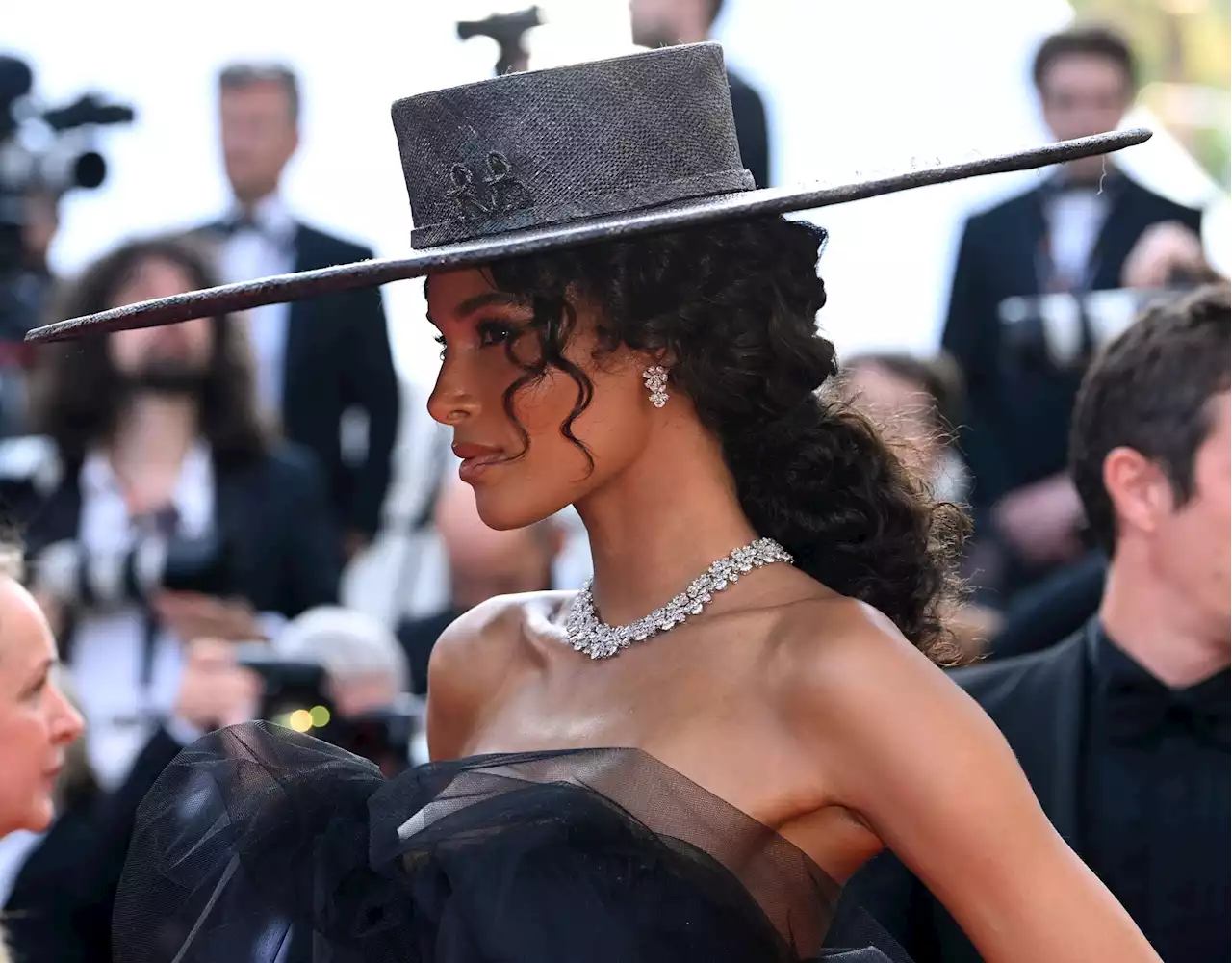 Cindy Bruna en corset au Festival de Cannes, elle monte les marches dans un style burlesque