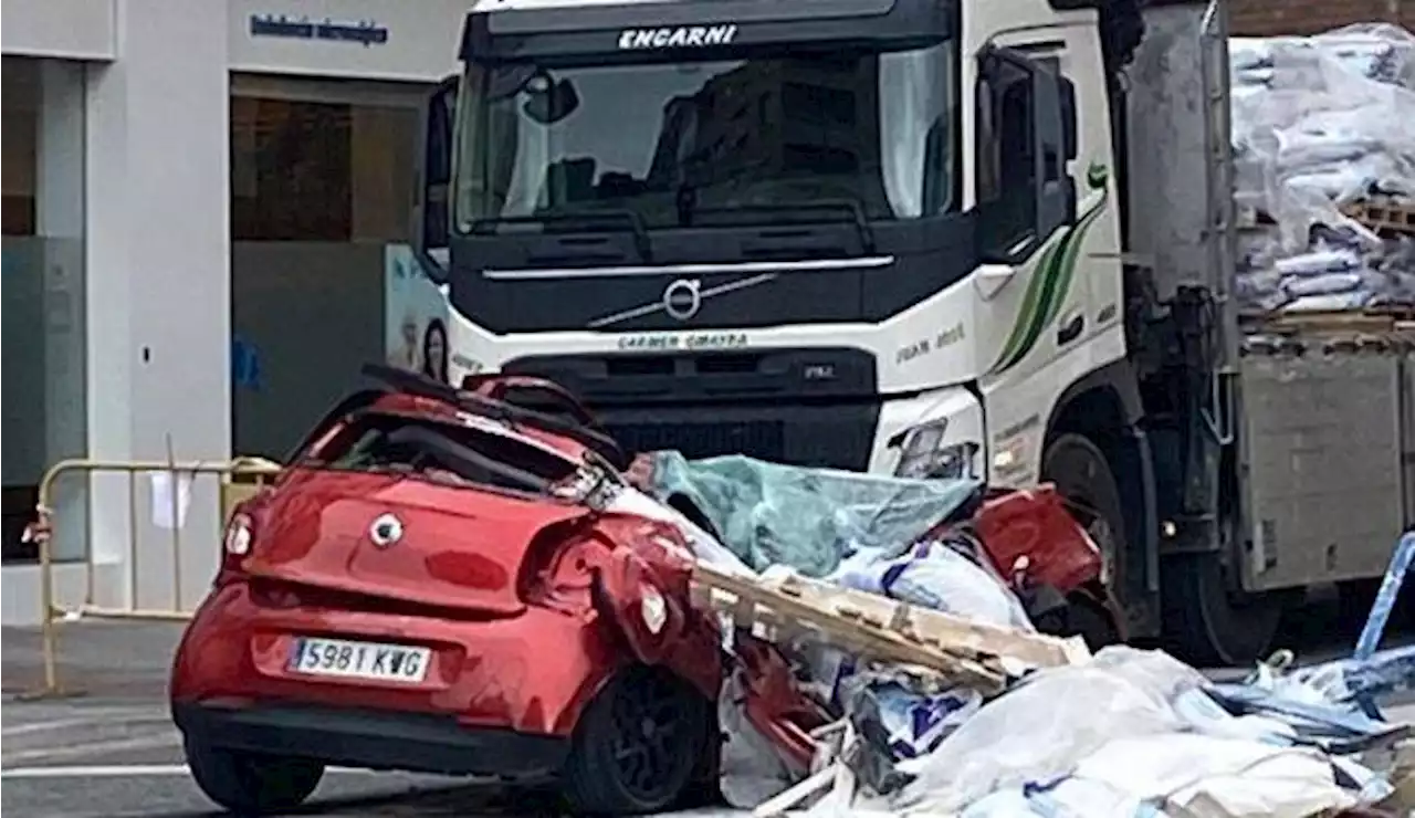 Aparatoso accidente en Granada: la carga de un camión grúa cae sobre un coche y su ocupante sale 'milagrosamente' ilesa