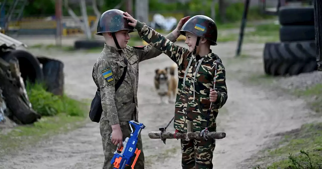 'Jouer à la guerre', les petits Ukrainiens confrontés à une enfance militarisée