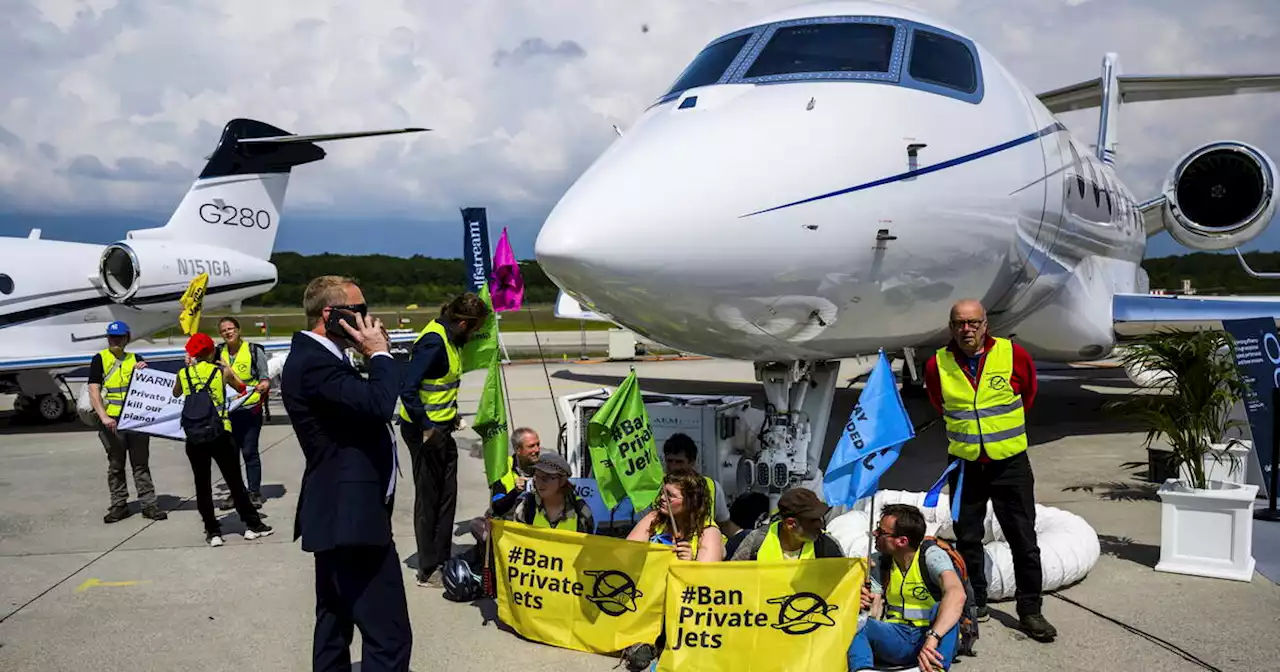 Suisse : des activistes du climat bloquent l’aéroport de Genève contre les jets privés