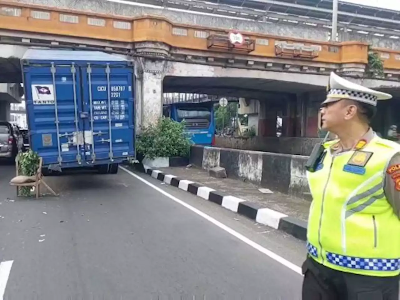 Truk Kontainer Tersangkut di Jembatan Perlintasan Kereta