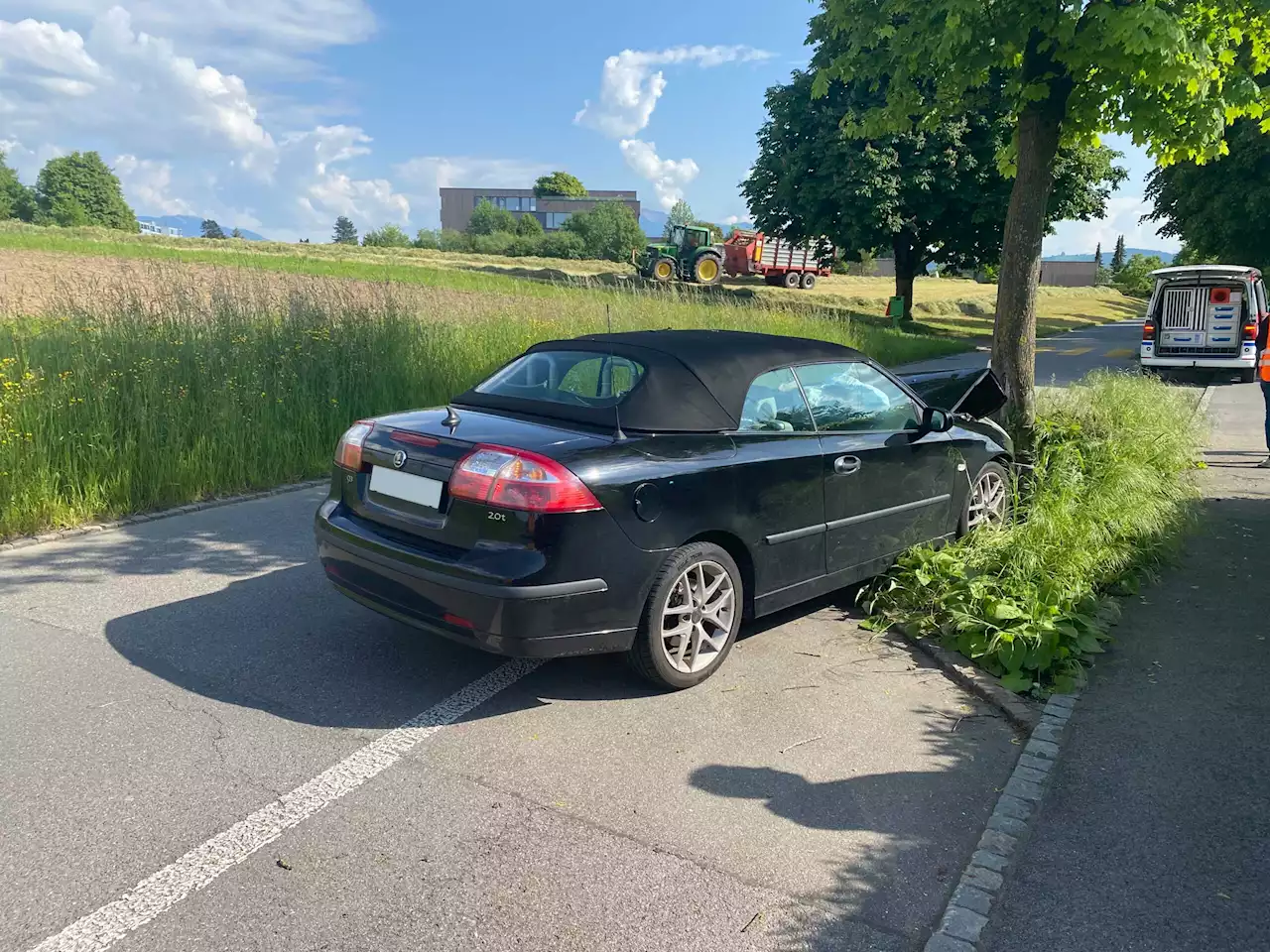 Hünenberg ZG: Autofahrerin (57) bei Selbstunfall erheblich verletzt