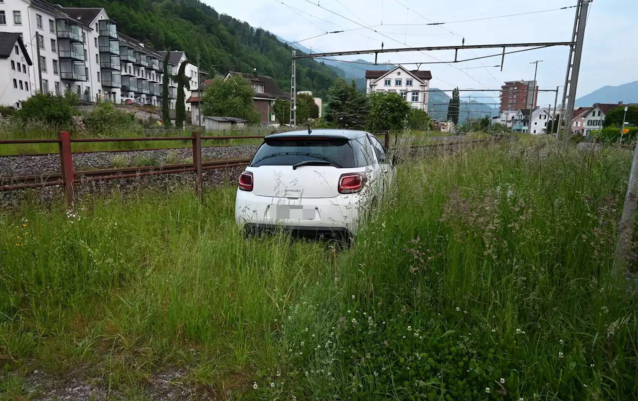 Murg SG: Fahrunfähige Autofahrerin (33) verursacht Sachschaden