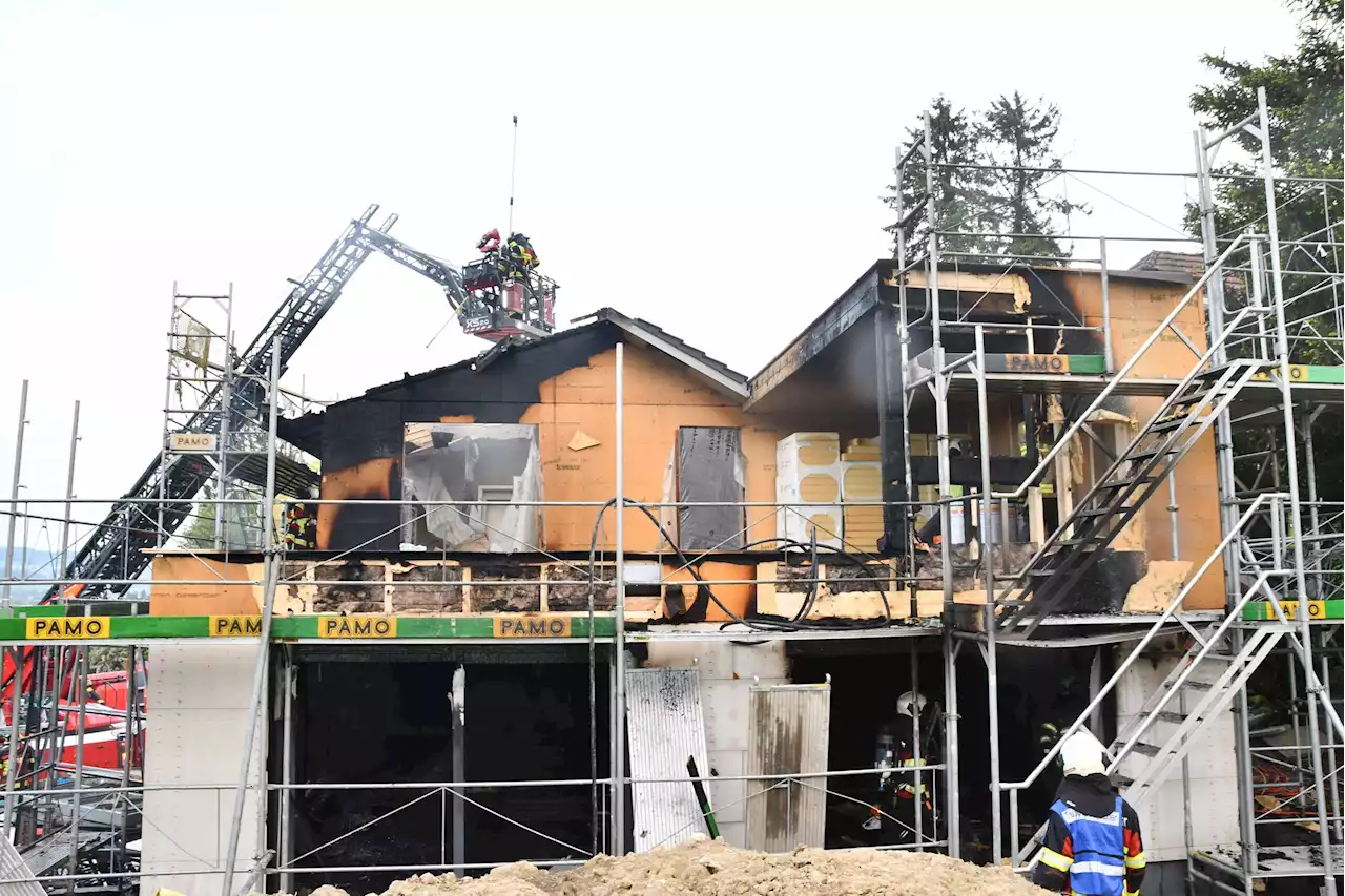 Reinach AG: Unbewohntes Haus gerät in Brand