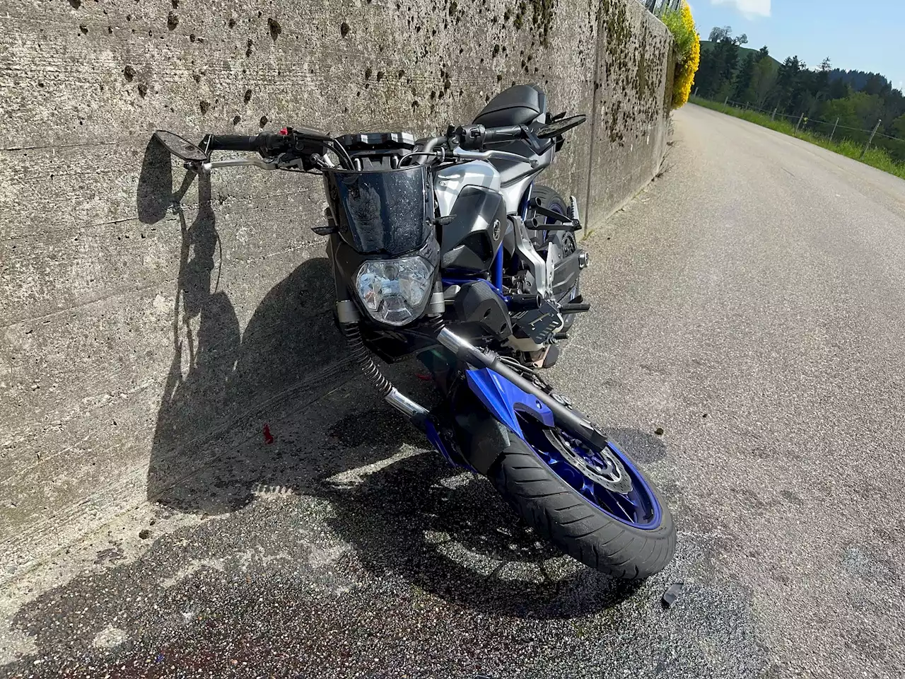 Urnäsch AR: 21-jähriger Motorradlenker prallt in Heck von Auto