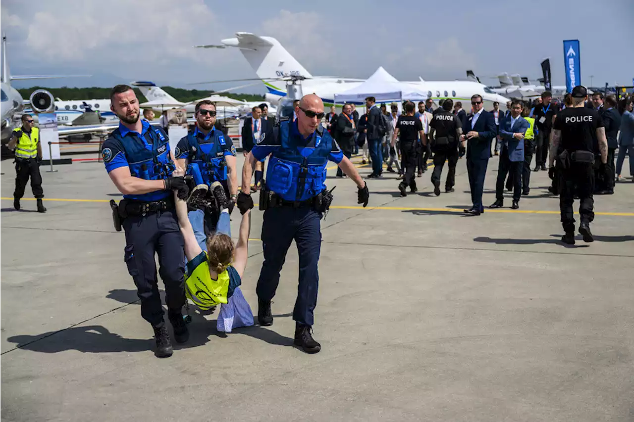 Auf Rollfeld an Jets gekettet – Dutzende Klimaaktivisten blockieren Flugverkehr in Genf