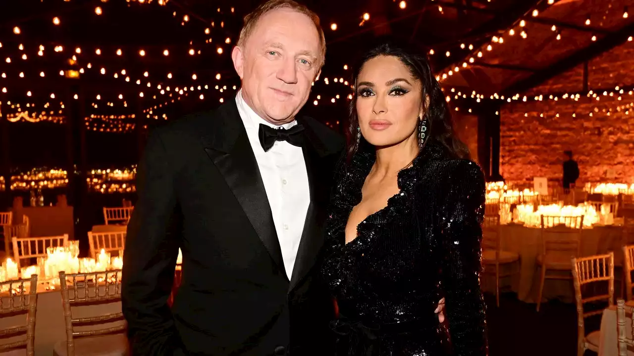 Como una diva latina, Salma Hayek luce impresionante con un vestido brillante de Balenciaga