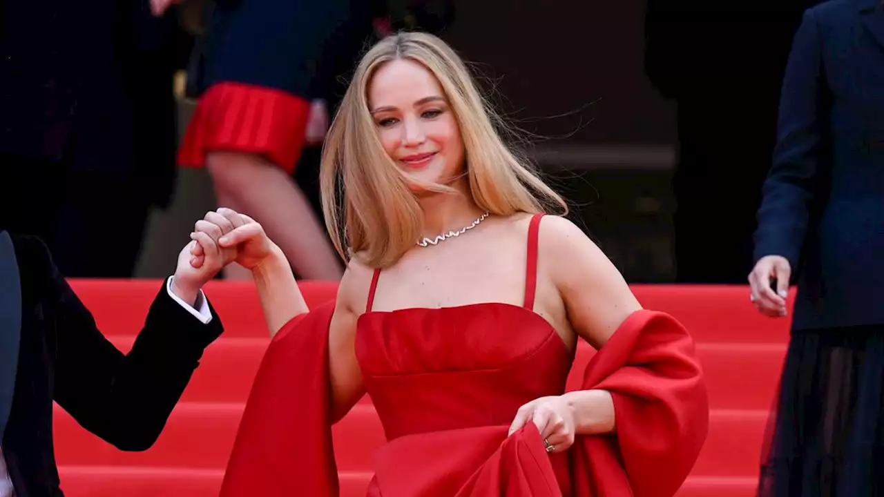 Why Famous Women Can’t Stop Kicking Off Their Heels in Cannes