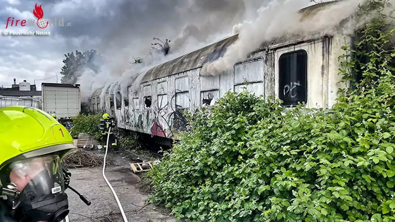 D: Feuer in einem alten Bahnwaggon in Neuss