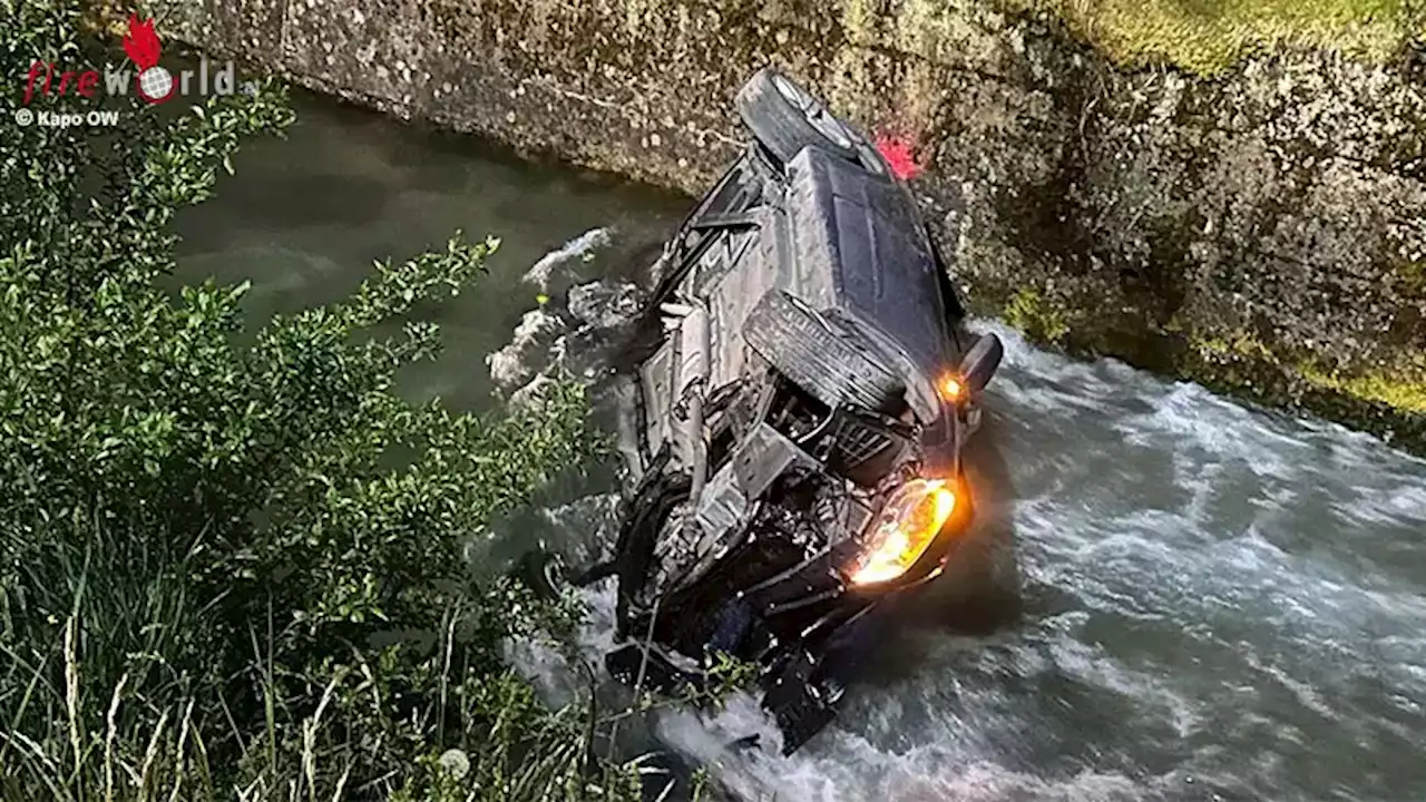 Schweiz: Führerscheinneuling stürzt bei Engelberg nach Driftmanöver mit Auto in Bach