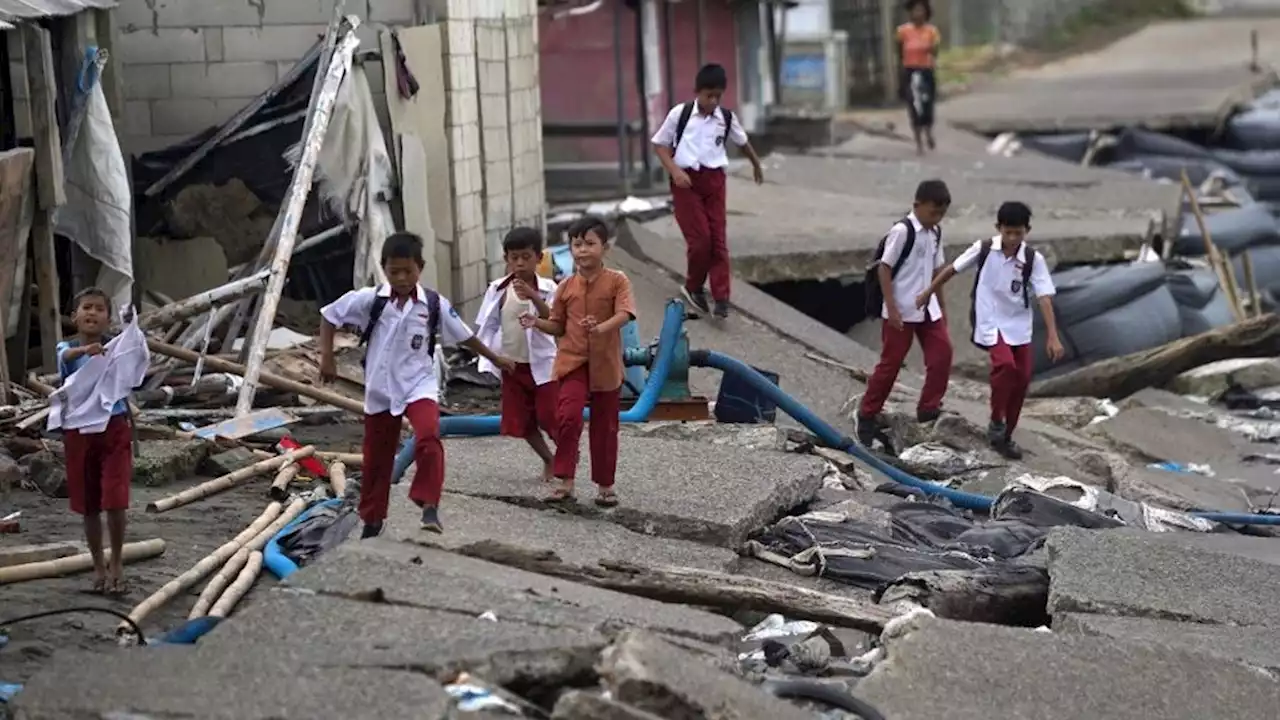 Menjahit Karung Pasir Mempertahankan Hunian Dari Abrasi Pesisir Utara Karawang