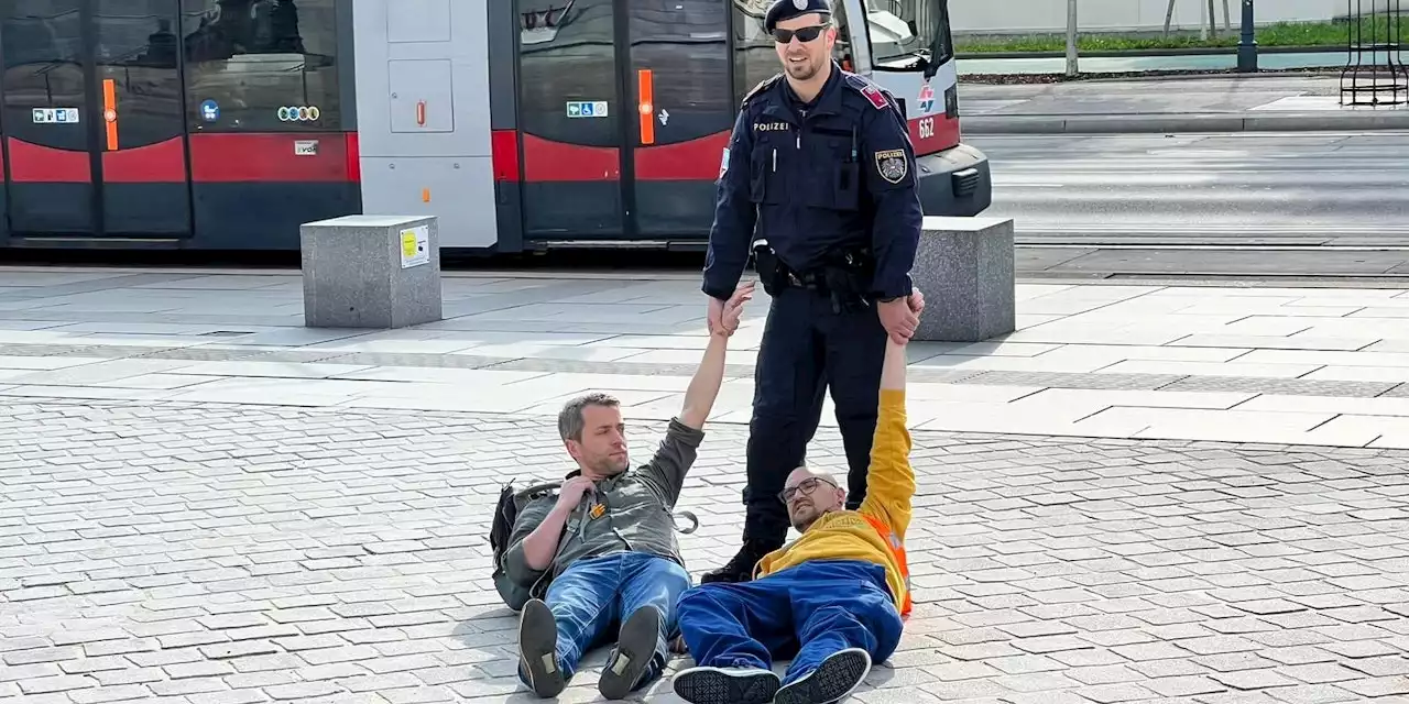 Polizei überrascht Klima-Kleber vor dem Parlament